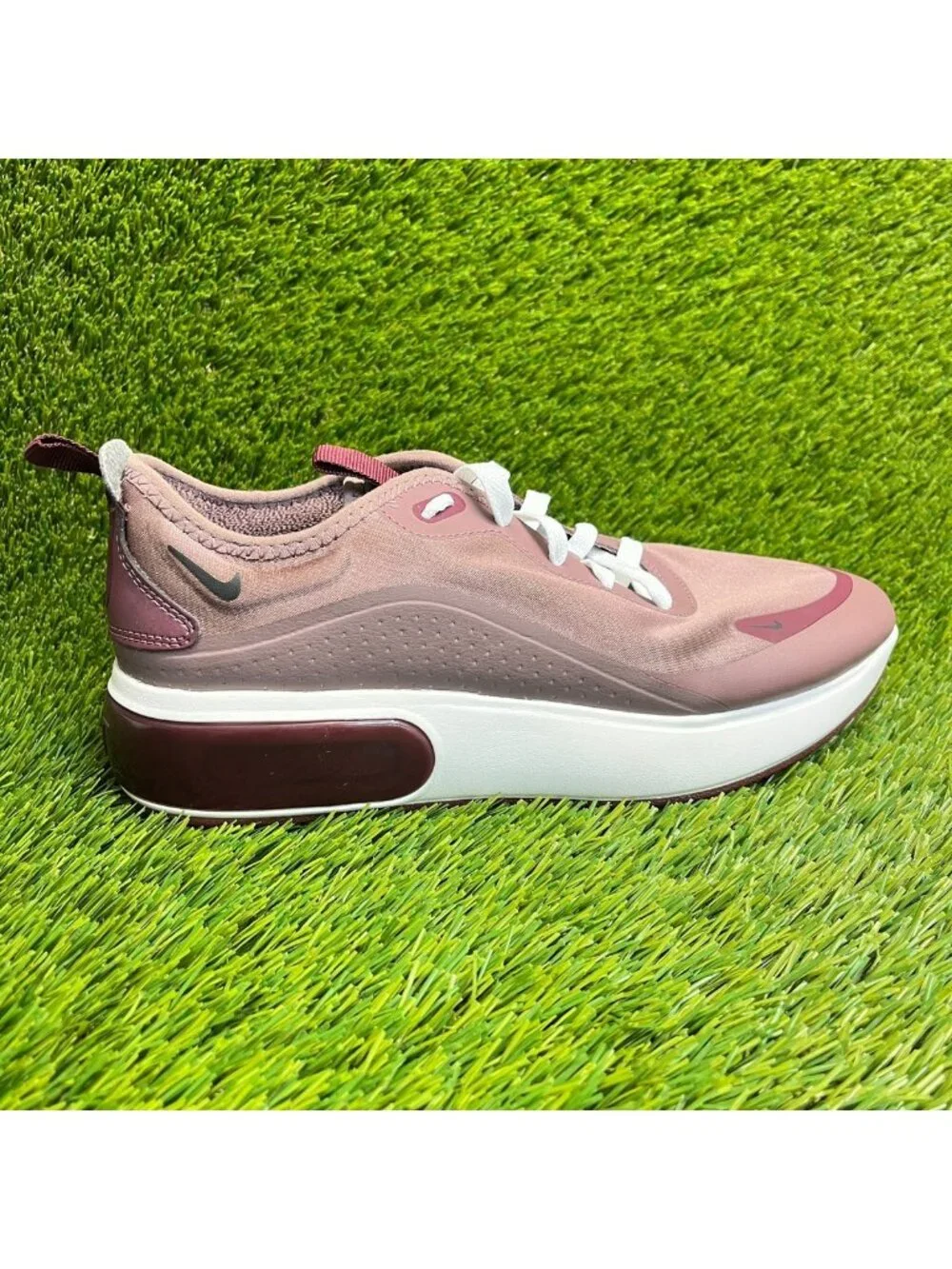 Nike Air Max Dia Plum Eclipse Womens Size 10 Purple White Running Shoes Sneakers